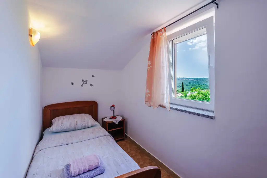 Sea-View Apartment in Čižići for 6 Guests