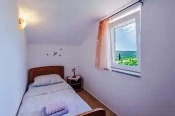 Sea-View Apartment in Čižići for 6 Guests