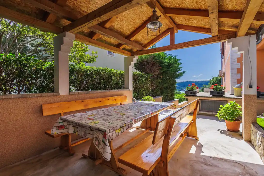 Sea-View Apartment in Čižići for 6 Guests