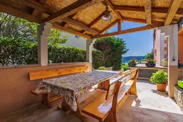 Sea-View Apartment in Čižići for 6 Guests