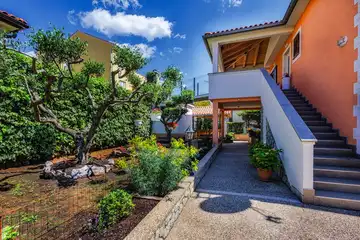 Sea-View Apartment in Čižići for 6 Guests