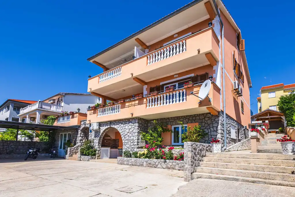 Sea-View Apartment in Čižići for 6 Guests