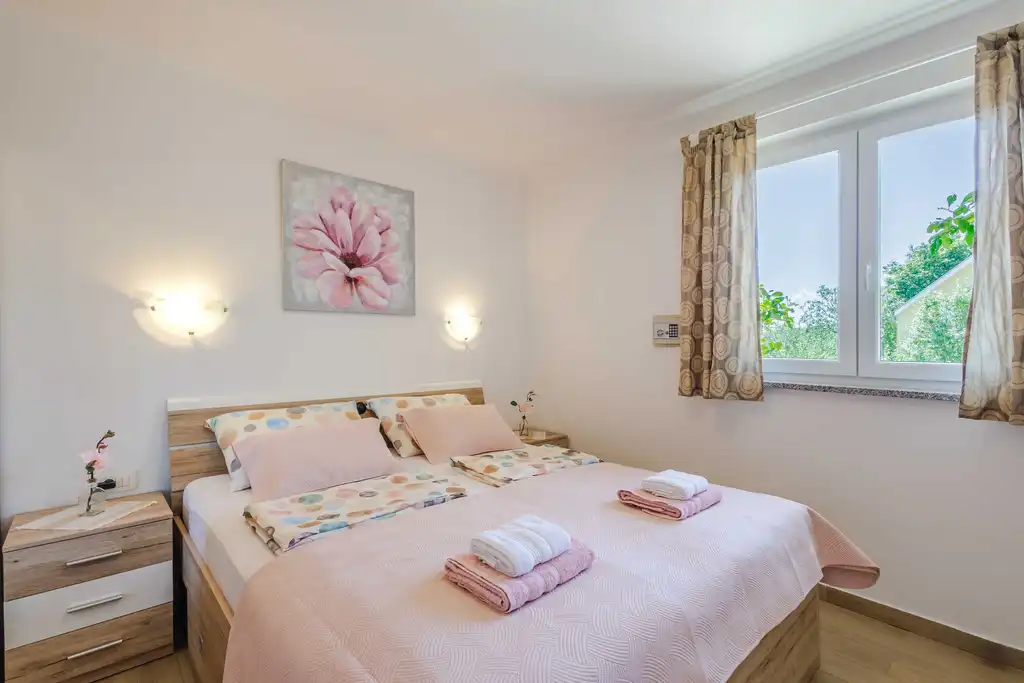Ground-Floor Apartment in Čižići for Up to 6