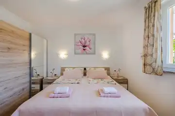 Ground-Floor Apartment in Čižići for Up to 6