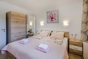 Ground-Floor Apartment in Čižići for Up to 6