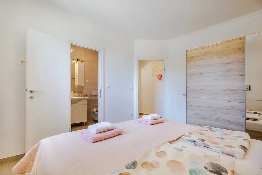 Ground-Floor Apartment in Čižići for Up to 6