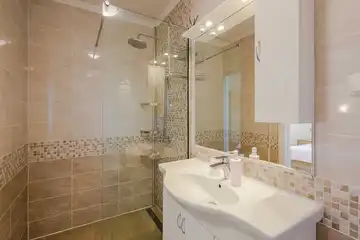 Ground-Floor Apartment in Čižići for Up to 6