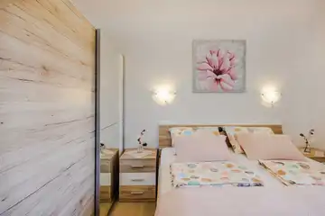 Ground-Floor Apartment in Čižići for Up to 6