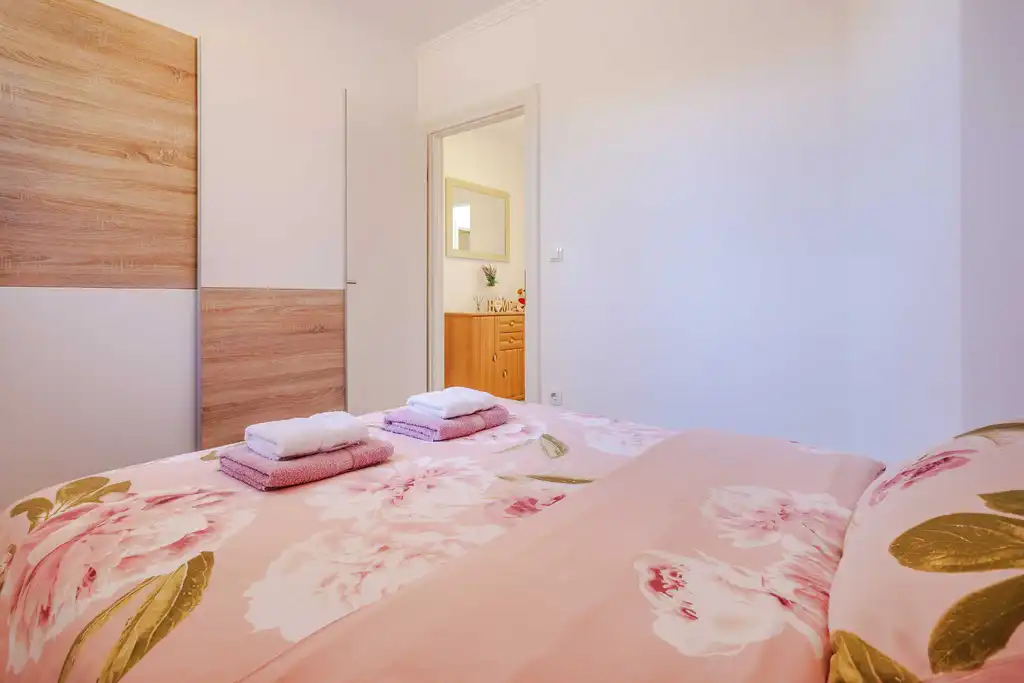 Ground-Floor Apartment in Čižići for Up to 6