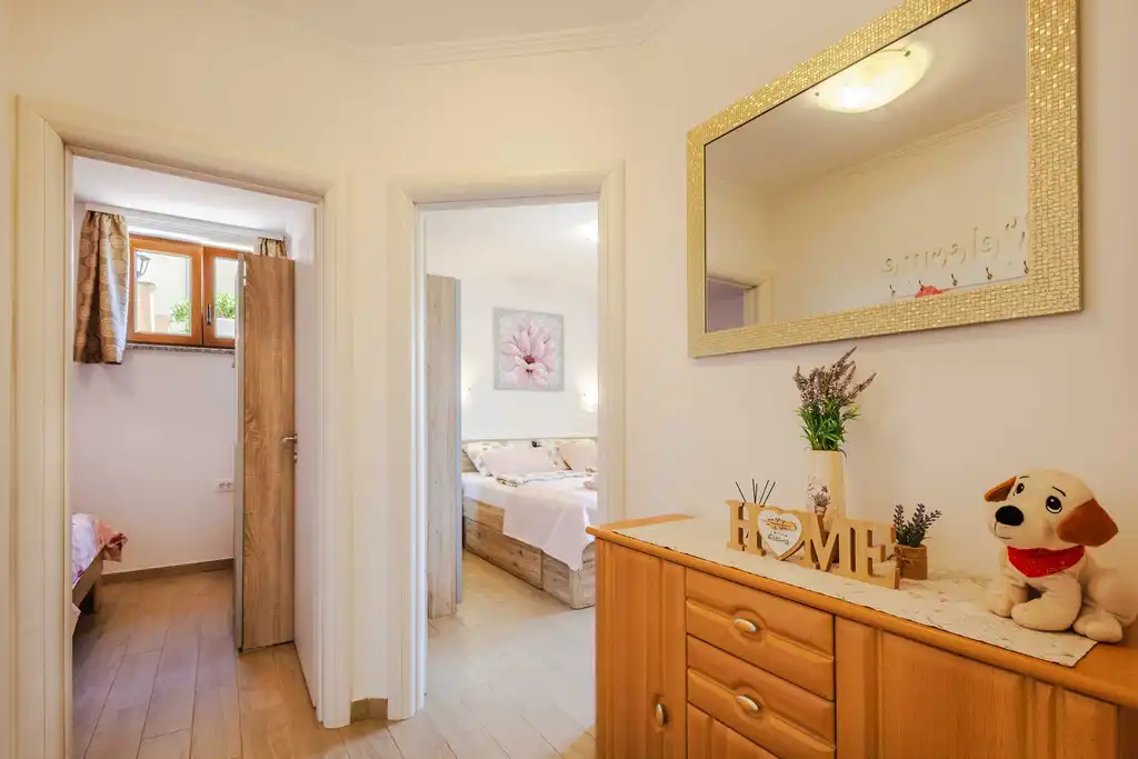 Ground-Floor Apartment in Čižići for Up to 6