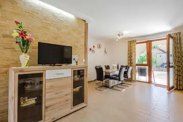 Ground-Floor Apartment in Čižići for Up to 6