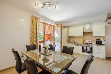 Ground-Floor Apartment in Čižići for Up to 6