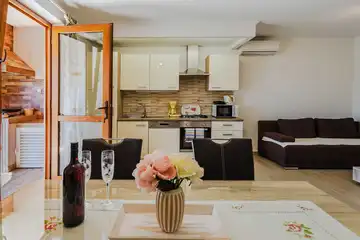 Ground-Floor Apartment in Čižići for Up to 6