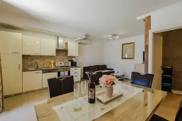 Ground-Floor Apartment in Čižići for Up to 6