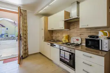 Ground-Floor Apartment in Čižići for Up to 6