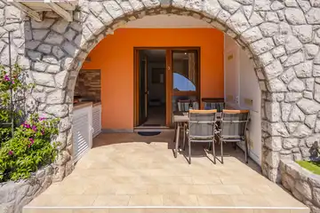 Ground-Floor Apartment in Čižići for Up to 6