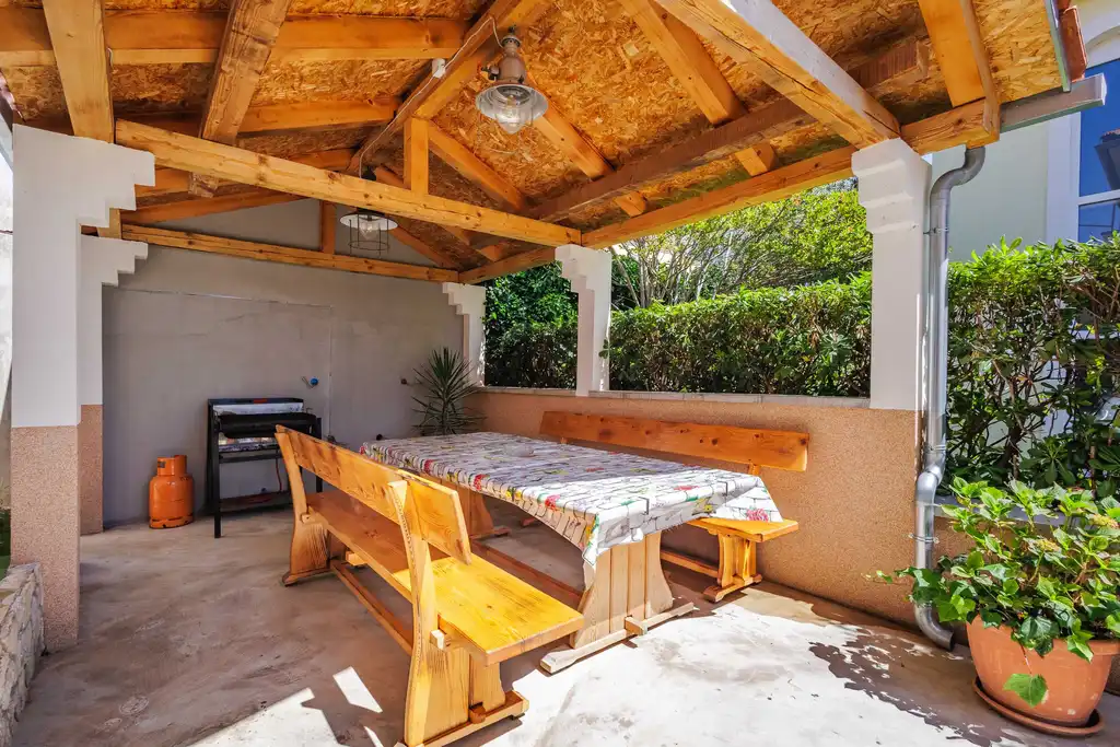 Ground-Floor Apartment in Čižići for Up to 6