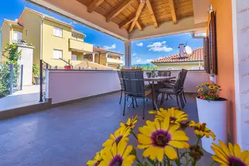 Ground-Floor Apartment in Čižići for Up to 6