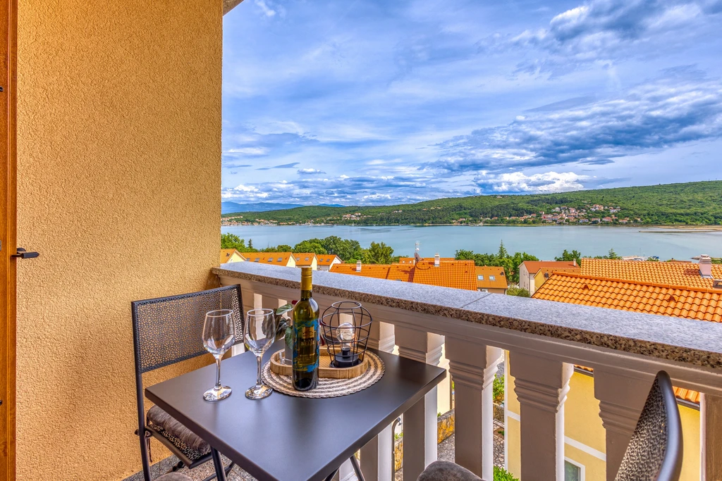 2-Bedroom Apartment in Čižići with Bay View