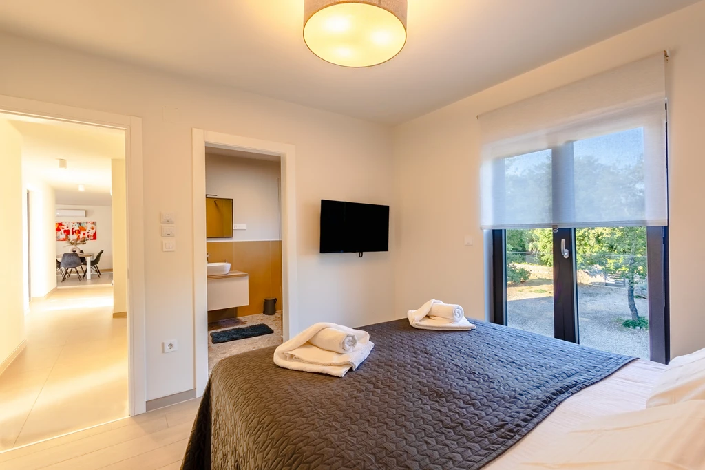 2-Bedroom Apartment with Balcony in Njivice