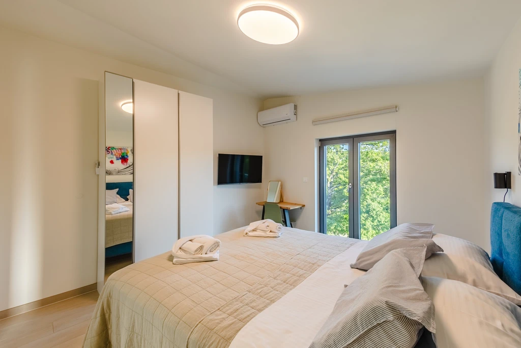 Njivice 2-Bedroom Apartment with Sea View