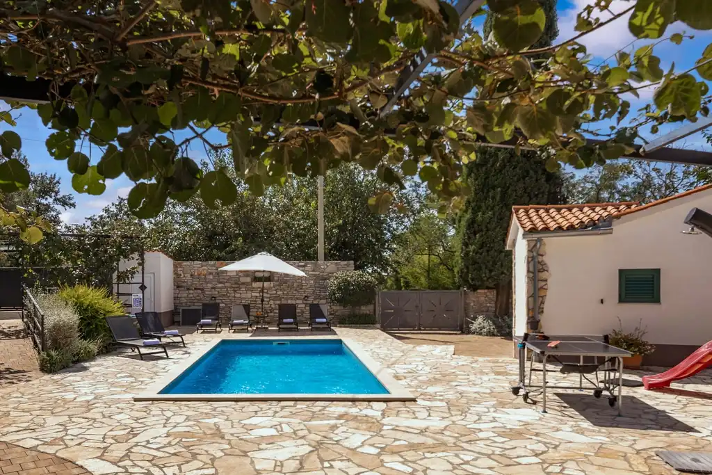 4-Bedroom Villa in Svetvinčenat for 8 Guests
