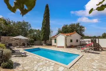 4-Bedroom Villa in Svetvinčenat for 8 Guests