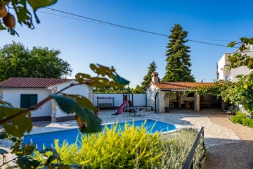 4-Bedroom Villa in Svetvinčenat for 8 Guests
