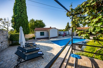 4-Bedroom Villa in Svetvinčenat for 8 Guests