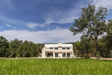 5-Bedroom Villa with Heated Pool in Donji Proložac