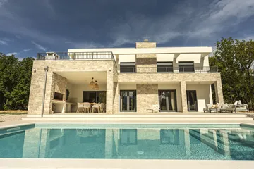 5-Bedroom Villa with Heated Pool in Donji Proložac