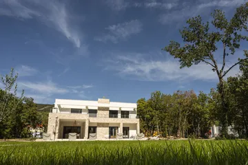 5-Bedroom Villa with Heated Pool in Donji Proložac