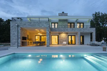 5-Bedroom Villa with Heated Pool in Donji Proložac