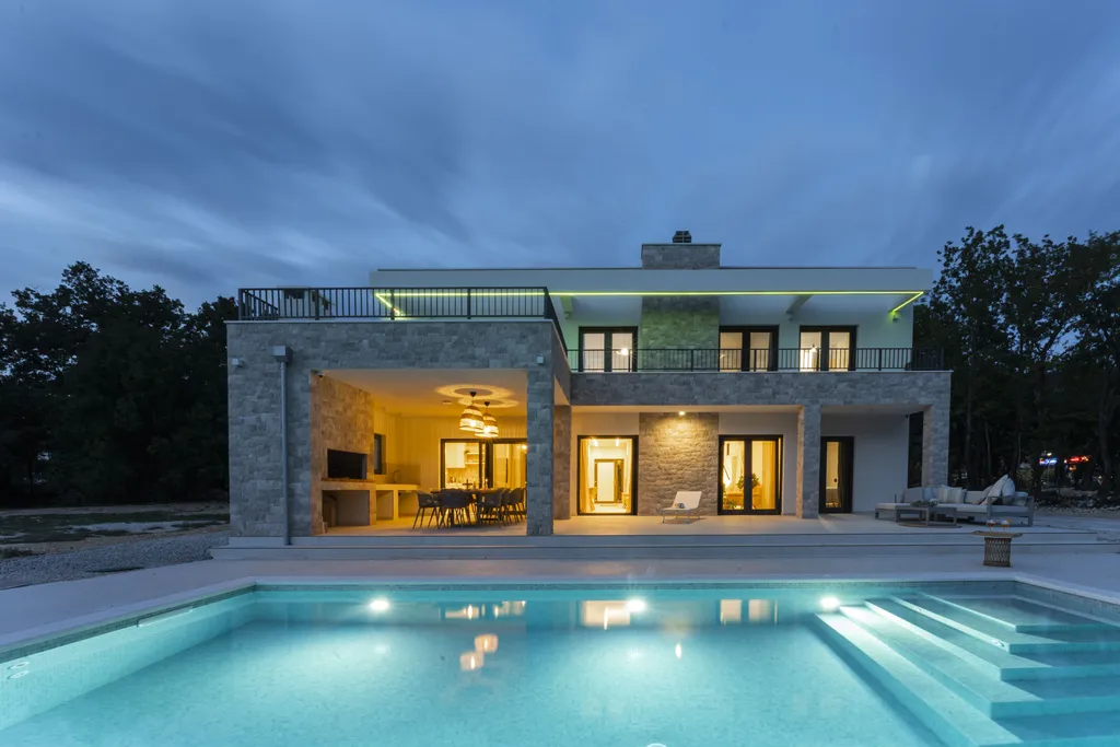 5-Bedroom Villa with Heated Pool in Donji Proložac