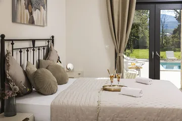 5-Bedroom Villa with Heated Pool in Donji Proložac