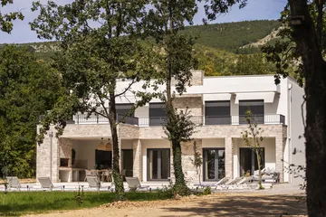 5-Bedroom Villa with Heated Pool in Donji Proložac