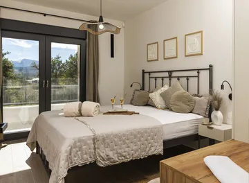 5-Bedroom Villa with Heated Pool in Donji Proložac