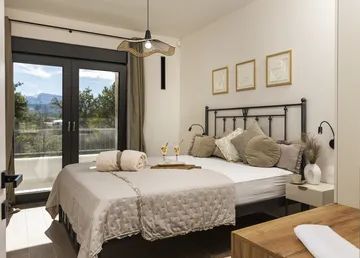 5-Bedroom Villa with Heated Pool in Donji Proložac