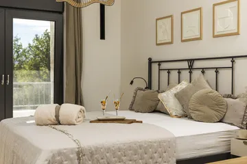 5-Bedroom Villa with Heated Pool in Donji Proložac