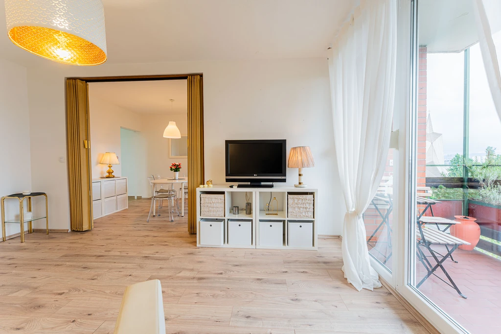 Zagreb 1-Bedroom Apartment with Quiet Loggia for 4