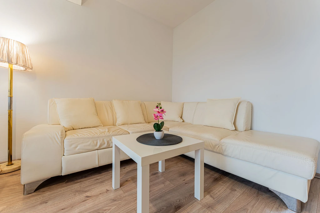 Zagreb 1-Bedroom Apartment with Quiet Loggia for 4