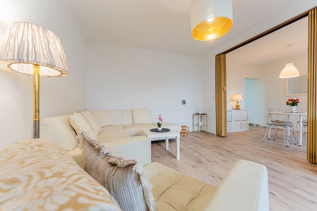 Zagreb 1-Bedroom Apartment with Quiet Loggia for 4