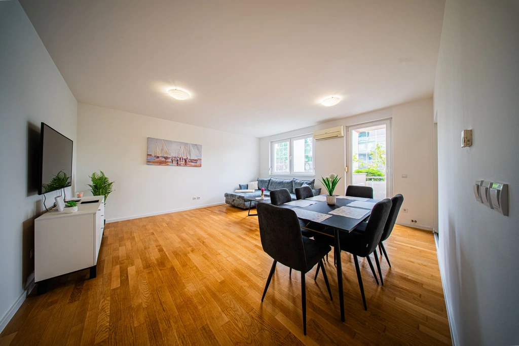 Zagreb 2-Bedroom Apartment with Loggia for 4-6 Guests