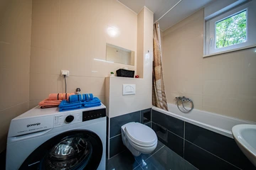 Zagreb 2-Bedroom Apartment with Loggia for 4-6 Guests