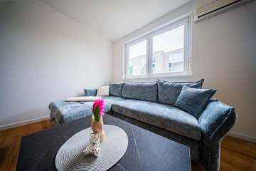 Zagreb 2-Bedroom Apartment with Loggia for 4-6 Guests