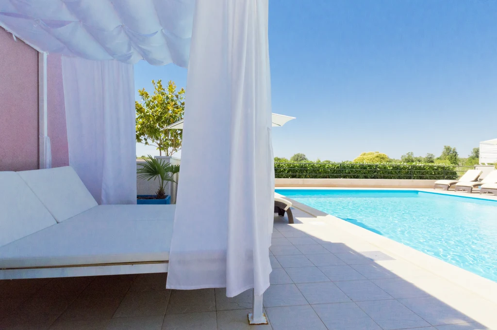 Apartment in Pula for up to 4 with pool & sea view