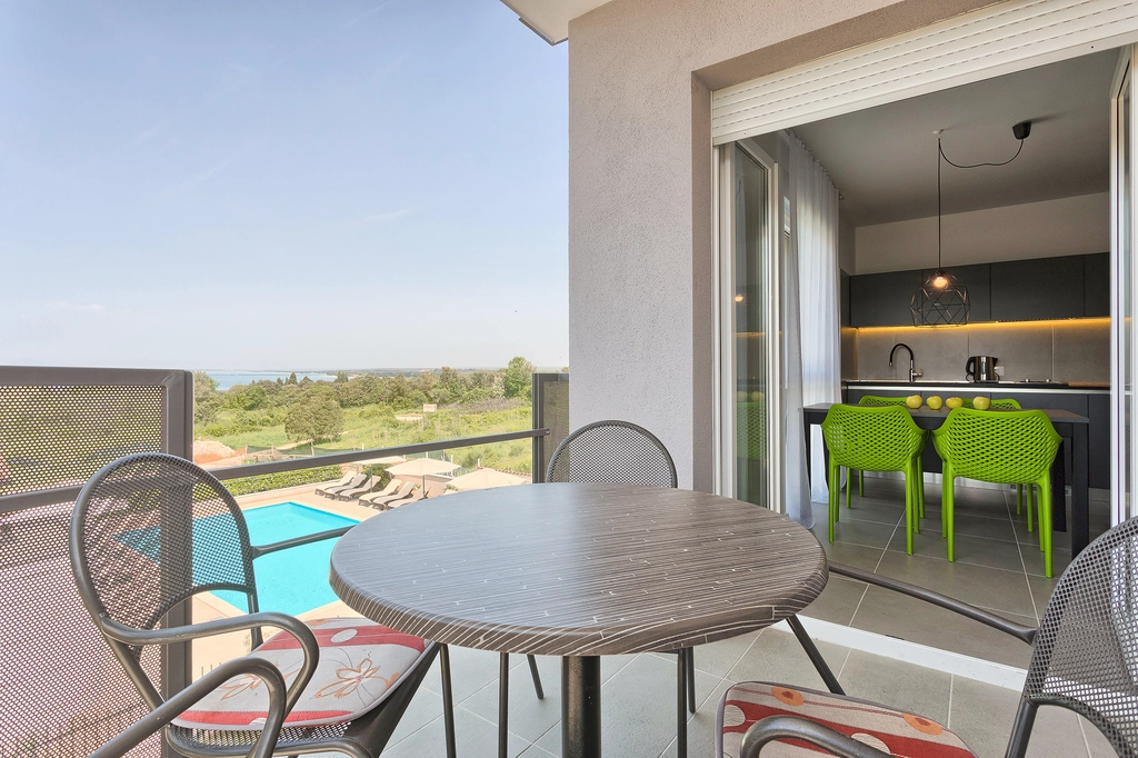 Apartment in Pula for up to 4 with pool & sea view