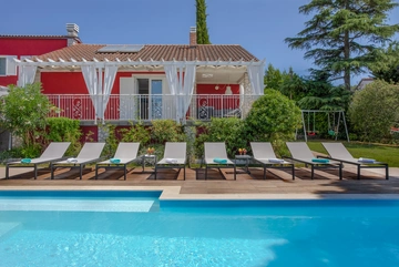 Pool & Sea View 4-Bedroom Villa in Pula