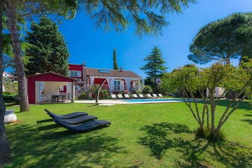 Pool & Sea View 4-Bedroom Villa in Pula