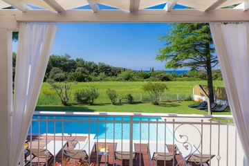 Pool & Sea View 4-Bedroom Villa in Pula